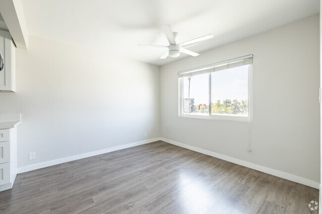 1BR, 1BA - 927SF - Dining Room - Martel Royale