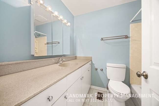 Building Photo - 824 S May St