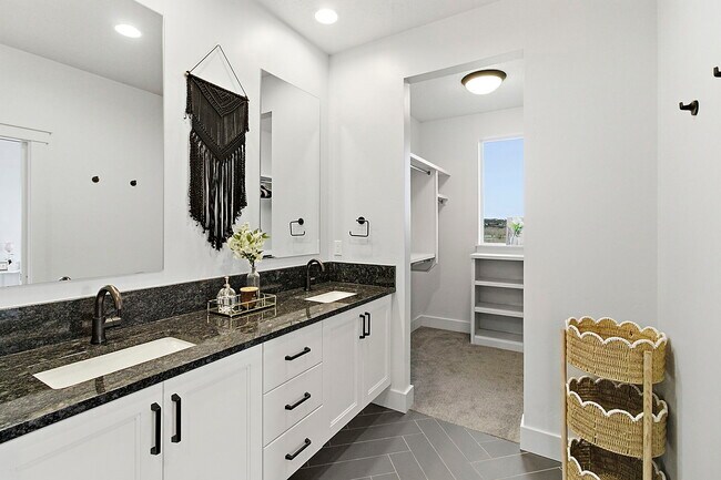 Building Photo - 6777 E Warm Springs Ave