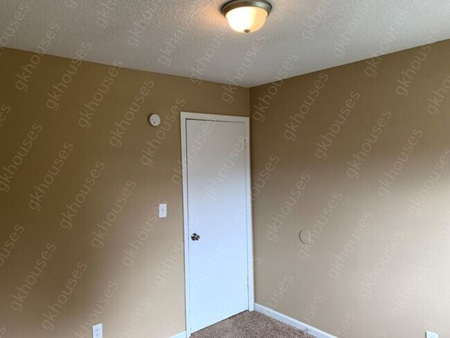 Building Photo - 3 beds 1 baths Pet Friendly (1 pet max)