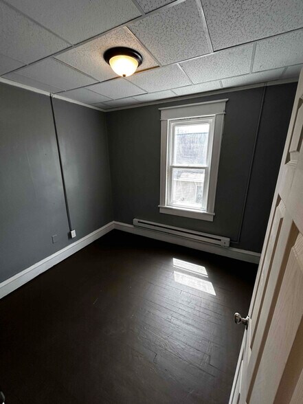 Building Photo - 552 Main St