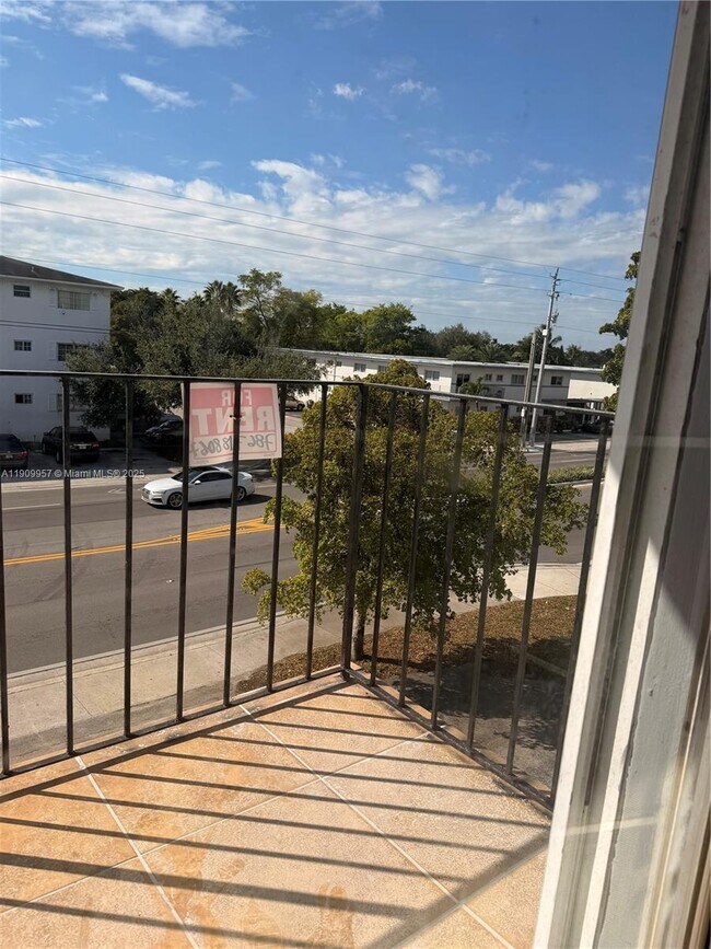 Building Photo - 13725 NE 6th Ave