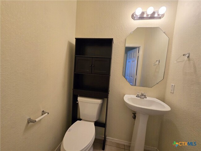 Building Photo - 5000 Willamette Ln