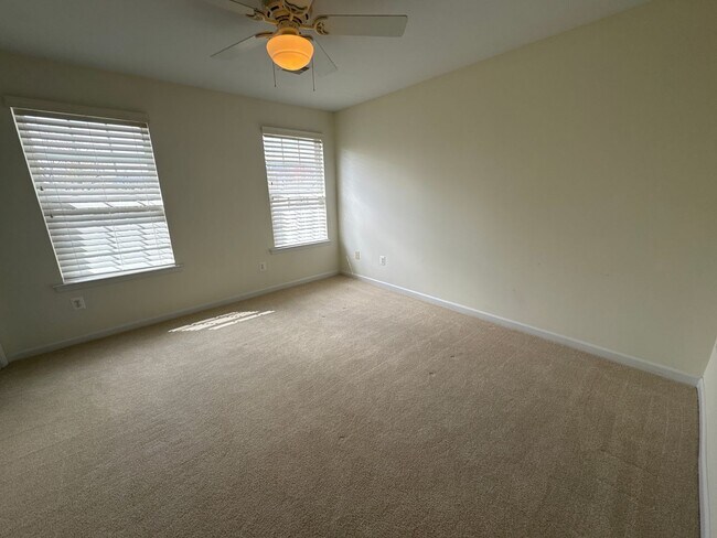 Building Photo - Stylish End-Unit Townhome on  Oakridge Lane – Hellertown, PA