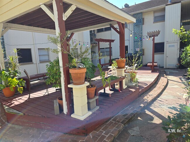 Building Photo - 301 Avondale St