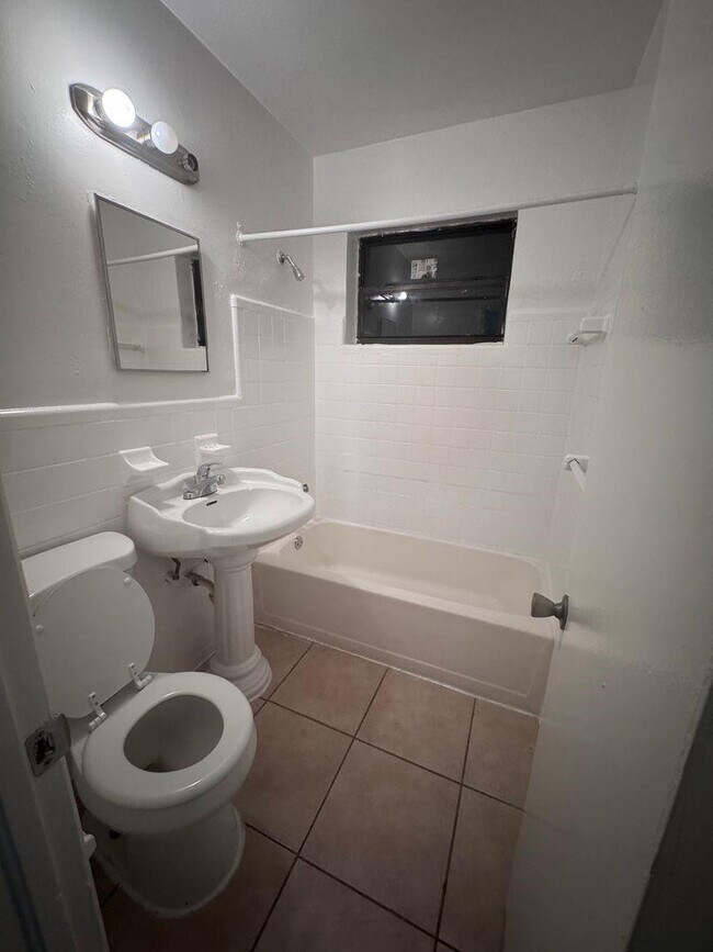 Building Photo - 107 SW 18th Ave