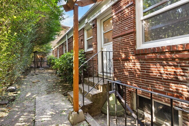 Building Photo - 516 SE 15th Ave