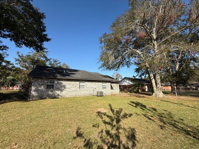 Building Photo - Spacious corner lot with a private backyard- Available 4/10!!