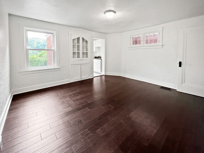 Building Photo - Charming Rowhouse in the Heart of Morningside!