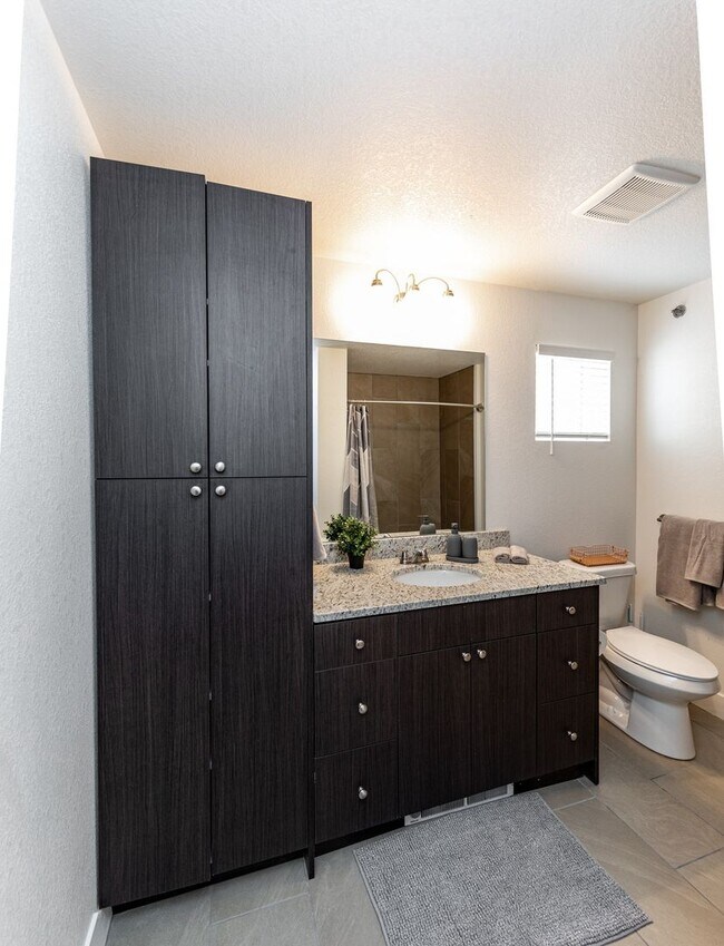 Building Photo - 1 Bed Luxury Apartment near Garden of the Gods