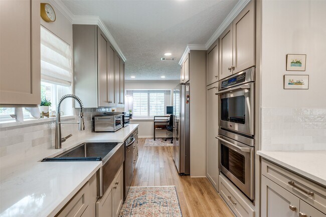 Building Photo - 2827 Fontana Dr