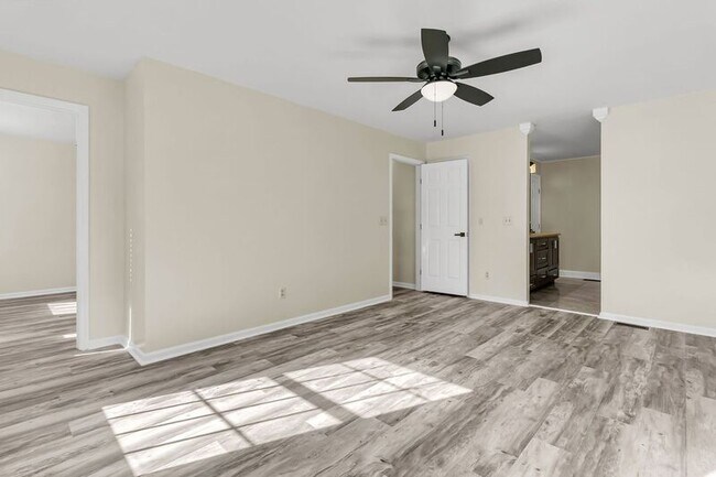 Building Photo - 121 Sully St