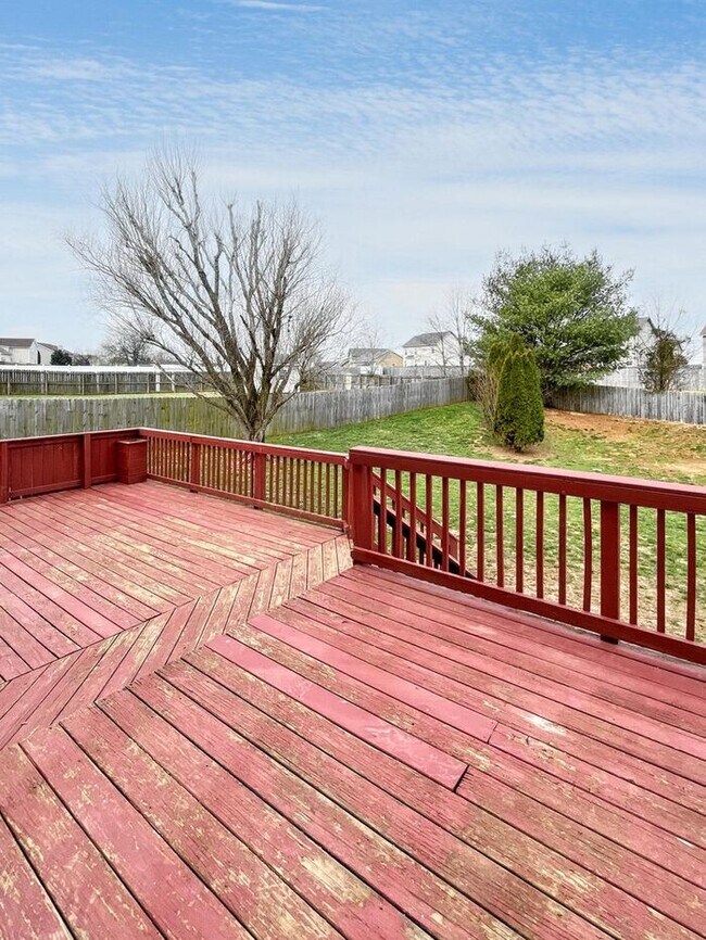 Building Photo - Spacious 3-Bedroom Home with Deck, Firepla...