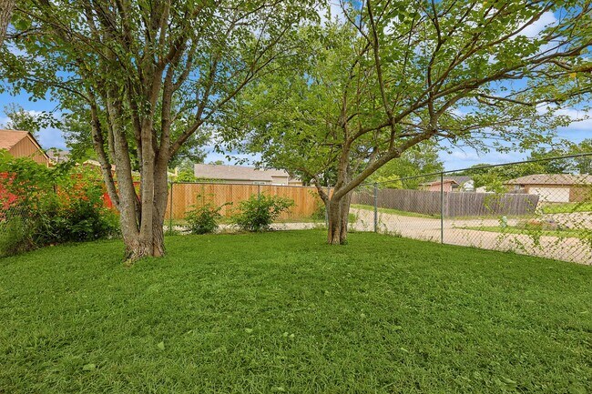 Building Photo - 2502 High Hollow Dr