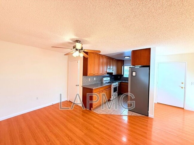 Building Photo - 1059 Western Ave