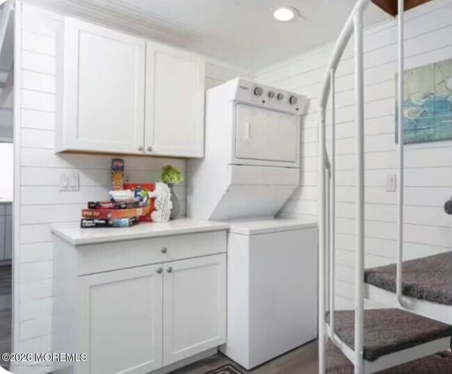 Building Photo - 170 1st Ave