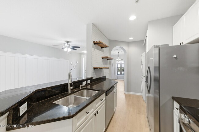 Building Photo - 415 La Travesia Flora