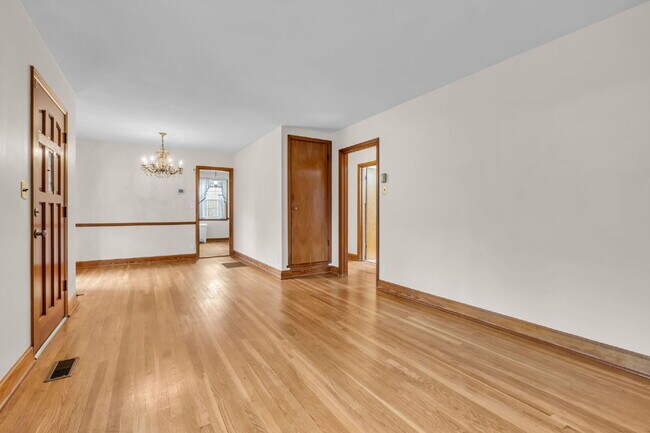 Building Photo - 3 Bedroom/ 2 Bathroom in Rosebank!