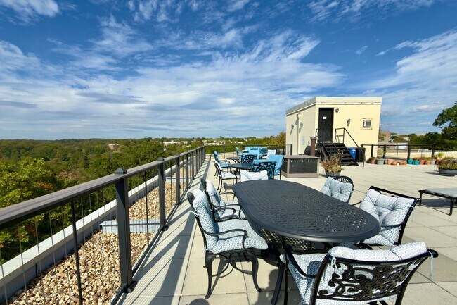 Building Photo - Bright and Peaceful One-Bedroom with Built-Ins and Rooftop Views