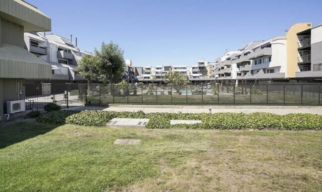 Building Photo - BEAUTIFUL TOP FLOOR  1 BED 1 BATH CONDO W/...