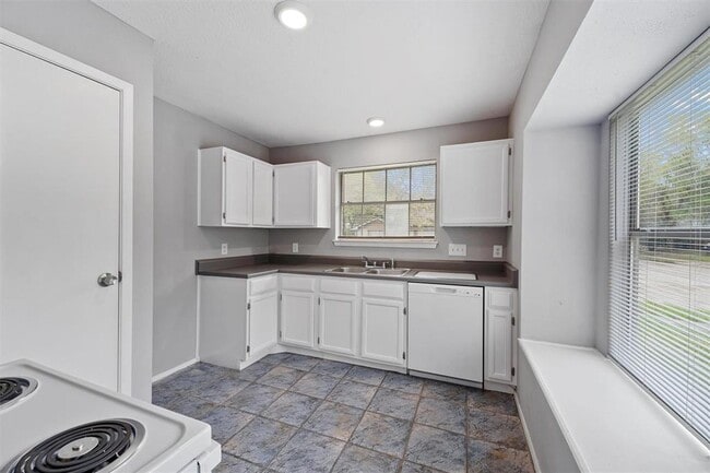 Building Photo - 22101 Moss Falls Ln