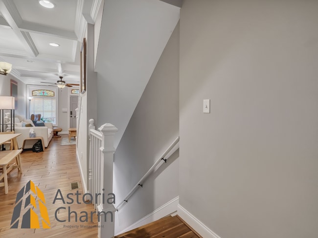 Building Photo - Classic Brick Rowhome with Rooftop Views