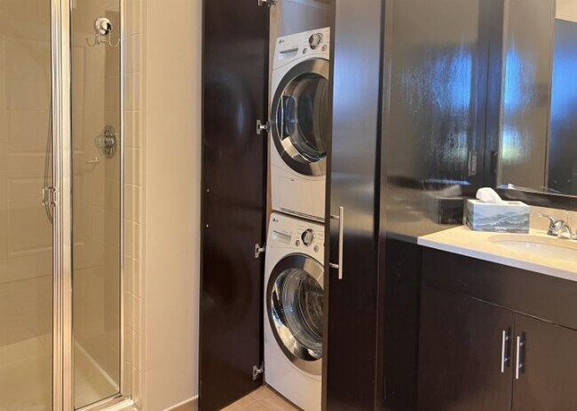 Building Photo - 1209 Summit Ave