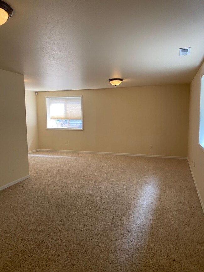 Building Photo - Beautiful 3 bed 2 bath condo on the west end!