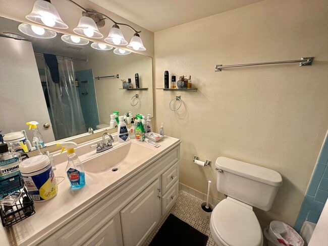 Building Photo - FREE RENT! Sail into this 2BR 1BA at the M...