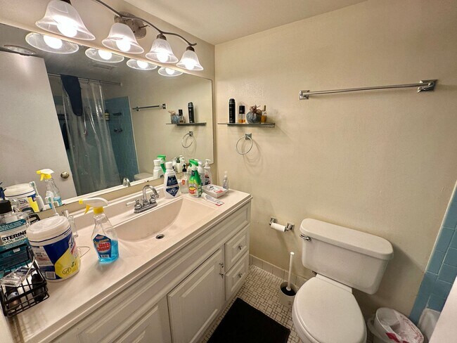 Building Photo - Sail into this 2BR 1BA at the Mayflower Condominiums in Alexandria includes utilities