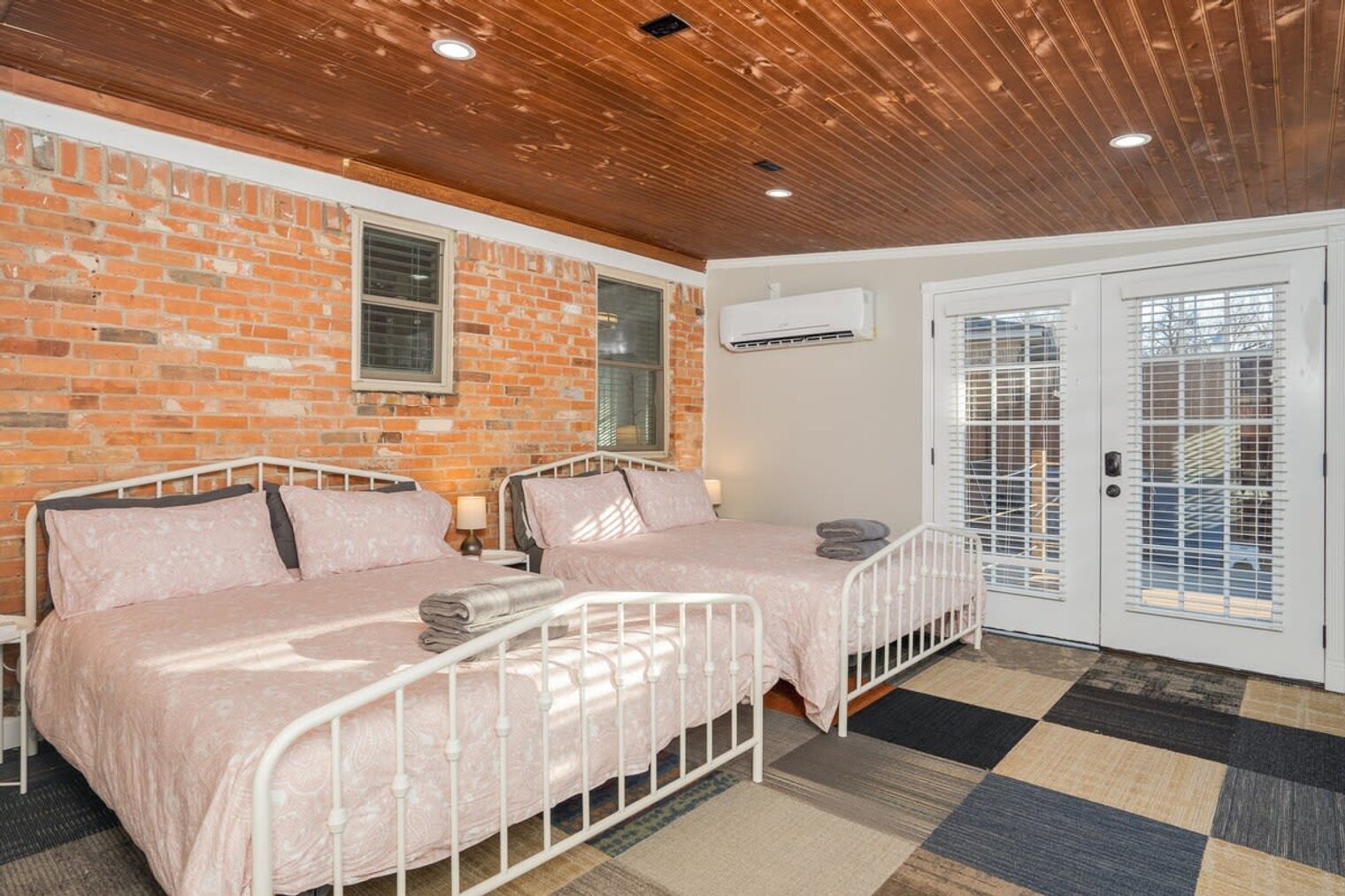 Building Photo - 7809 Claremont Dr