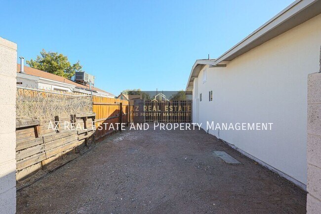 Building Photo - 2224 N 24th Pl