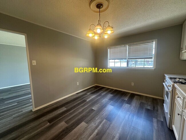 Building Photo - 3 Bd, 1 1/2 BA, home in Jacksonville