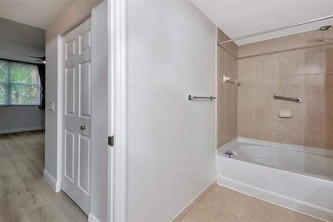 Building Photo - 2421 NE 65th St