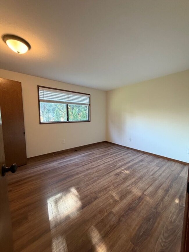 Building Photo - MIN912