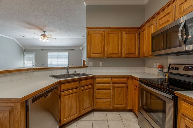 Building Photo - 3 Bedroom 2 Bath Beautiful West Fayetteville home!! Great Location, Great yard!!