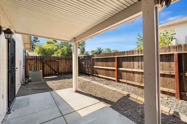 Building Photo - 5740 Laguna Park Dr