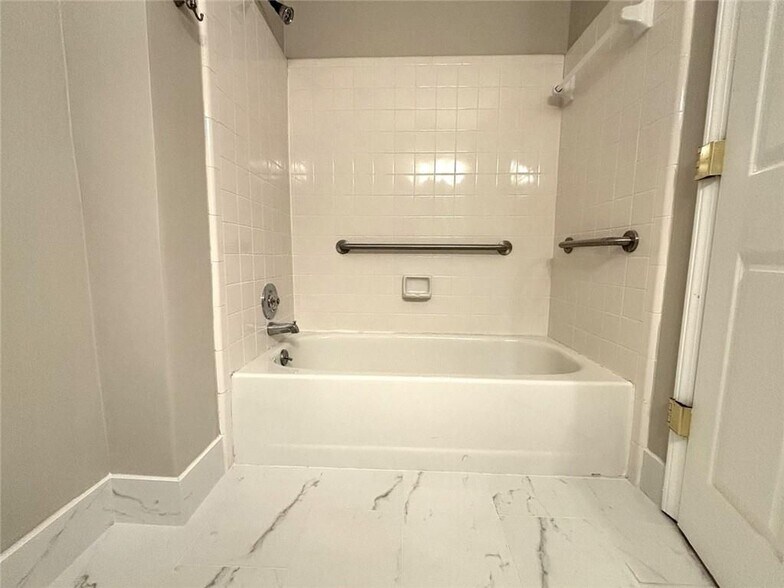 Building Photo - 558 Dorsey Cir SW