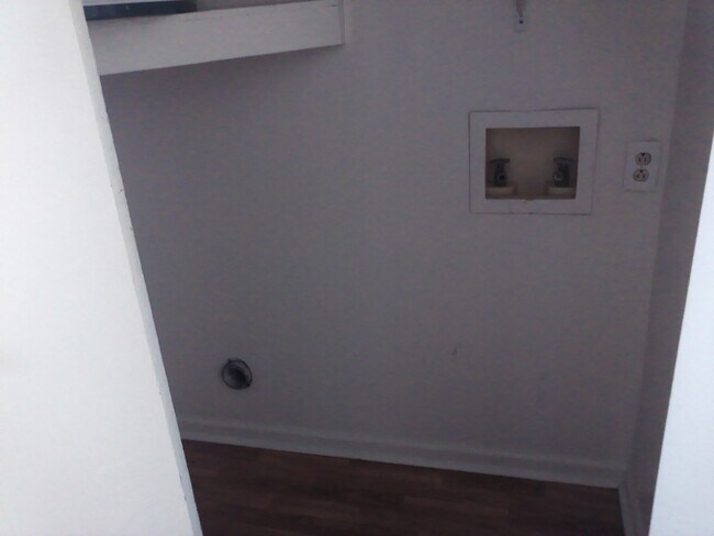 Building Photo - 2 Bedroom, 1 Bath Downstairs Apartment