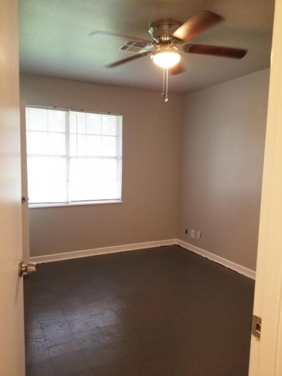 Building Photo - 1932 W Decker Ave