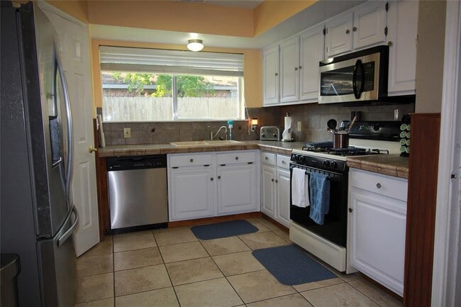 Building Photo - 420 Old Course Dr