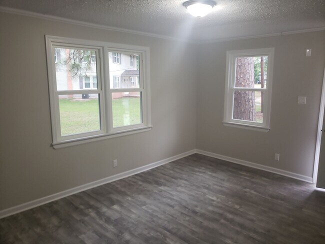 Building Photo - NEWLY RENOVATED 2 BEDROOM 1 BATH UNIT IN A...