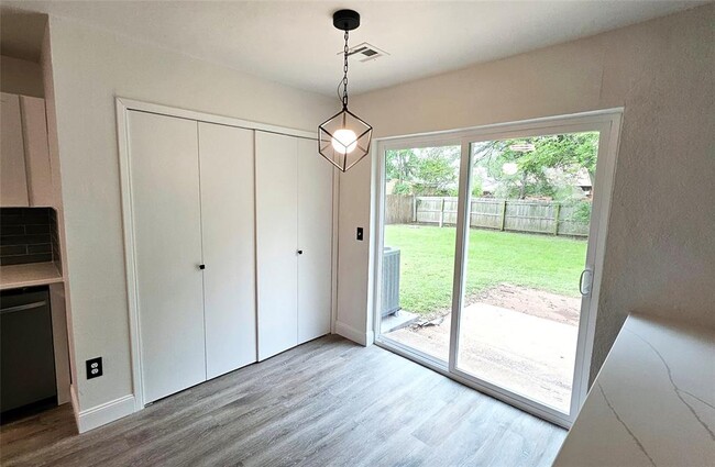 Building Photo - 1802 Vanessa Dr