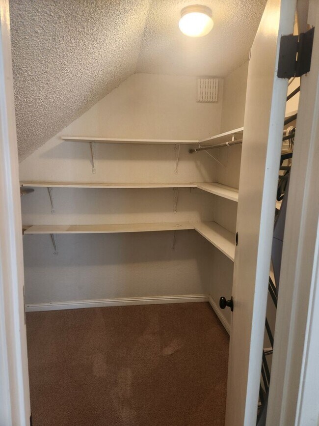 Building Photo - 3 bedrooms 2 bathrooms Downtown Riverside ...