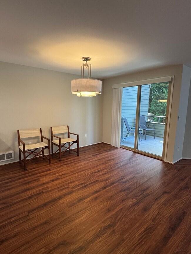 Building Photo - 2bd/2ba Kirkland Condo