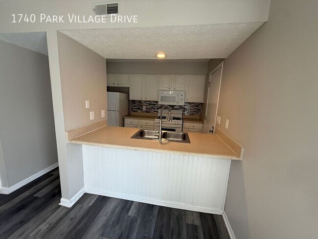 Building Photo - 1740 Park Village Dr