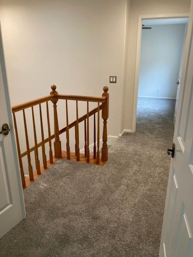 Building Photo - 3 Bedroom 3 Bath Home Located in the gated...