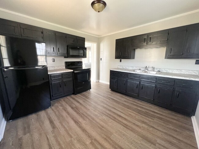 Building Photo - Move-In Specials Available! Single-Family Home Downtown Clarksville!