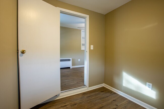 Building Photo - Charming 3 BR/3 BA Semi-Detached Home in F...