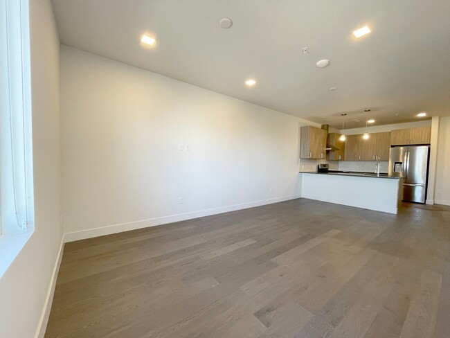 Building Photo - Improved Price!!!! Bustling Location! Mode...